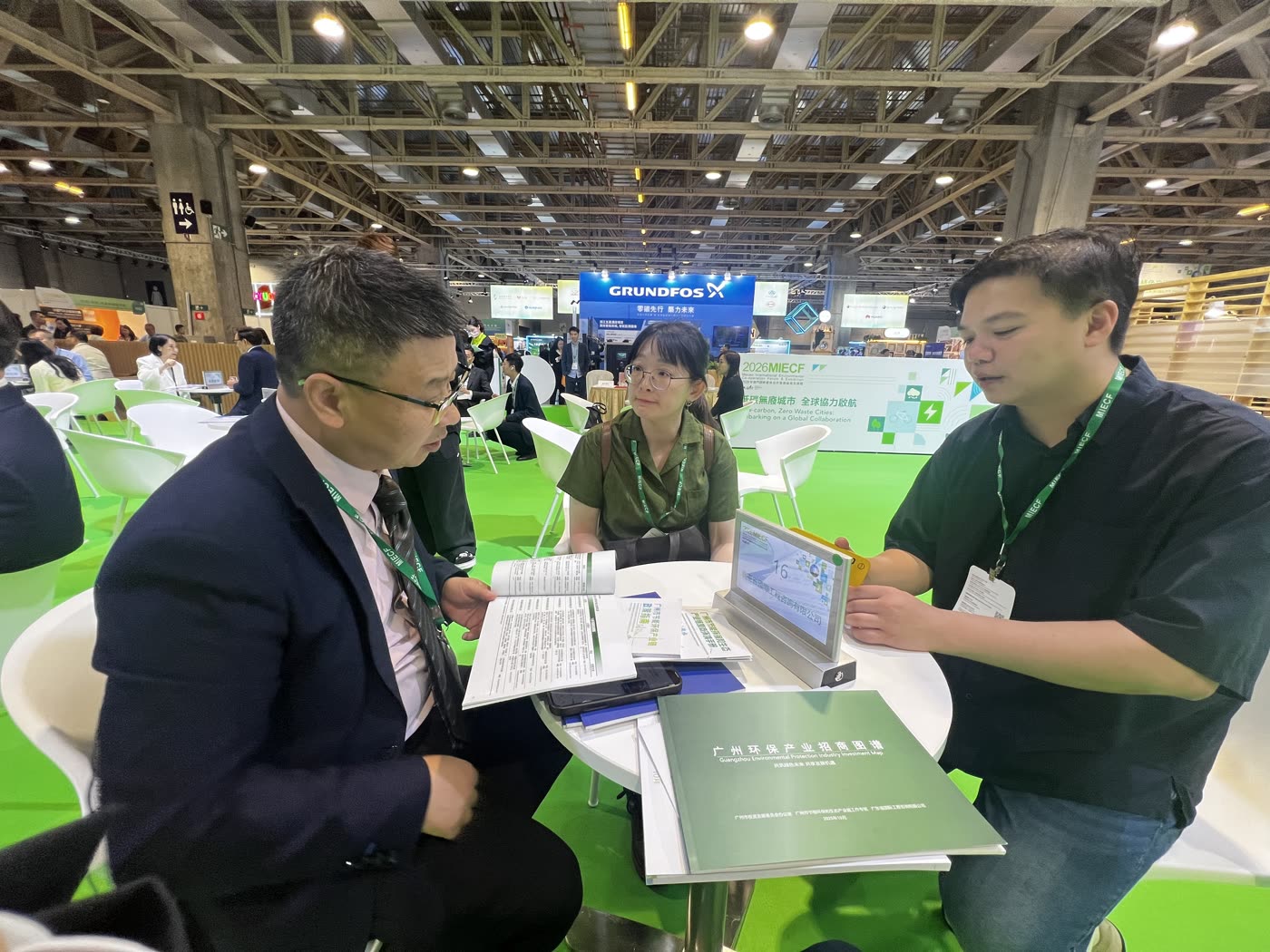 HKDE 於 MIECF 綠色商業洽談區與買家進行商業配對